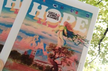 Due biglietti d'ingresso della mostra/evento LuccaCG2022, su uno sfondo di alberi