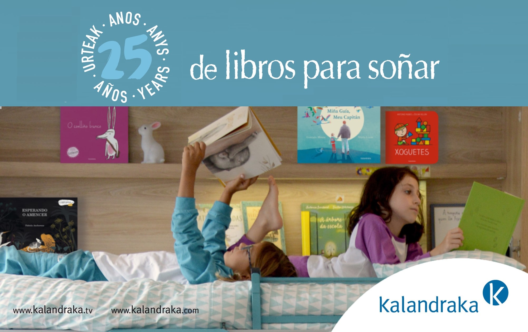 Una bambina legge un albo illustrato sdraiata sul letto, alle sue spalle le copertine di alcuni albi illustrati della casa editrice Kalandraka