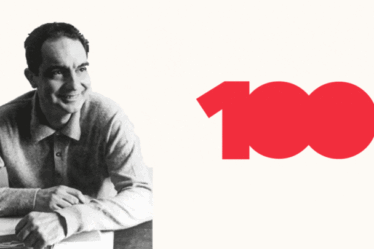 La gif i Mondadori per celebrare il centenario di Calvino: a sinistra una foto in bianco e nero dello scrittore, a destra 100 scritto in rosso, su cui compare la firma dell'autore.