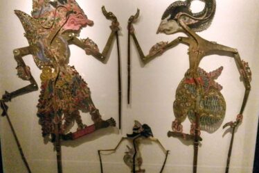 Foto scattata all'interno della mostra del Museo del Cinema di Torino, tre figure bidimensionali, da poter animare grazie a dei bastoncini, la cui ombra è utilizzabile per il teatro dell'ombra.