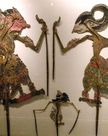 Foto scattata all'interno della mostra del Museo del Cinema di Torino, tre figure bidimensionali, da poter animare grazie a dei bastoncini, la cui ombra è utilizzabile per il teatro dell'ombra.