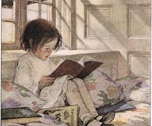 Una bambina legge un libro, appoggiata con la schiena ad una finestra, da cui si vede un paesaggio innevato.