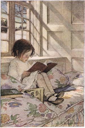 Una bambina legge un libro, appoggiata con la schiena ad una finestra, da cui si vede un paesaggio innevato.