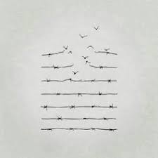 Il filo spinato, simbolo dei campi di concentramento, si apre e si trasforma in degli uccelli che volano.